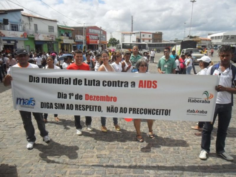 Secretaria Municipal de Saúde de Itaberaba, 18ª DIRES, Colégio CETEP e a EPCL UEN-06 Itaberaba, promoveram uma caminhada pelo Dia Mundial de Luta contra a AIDS
