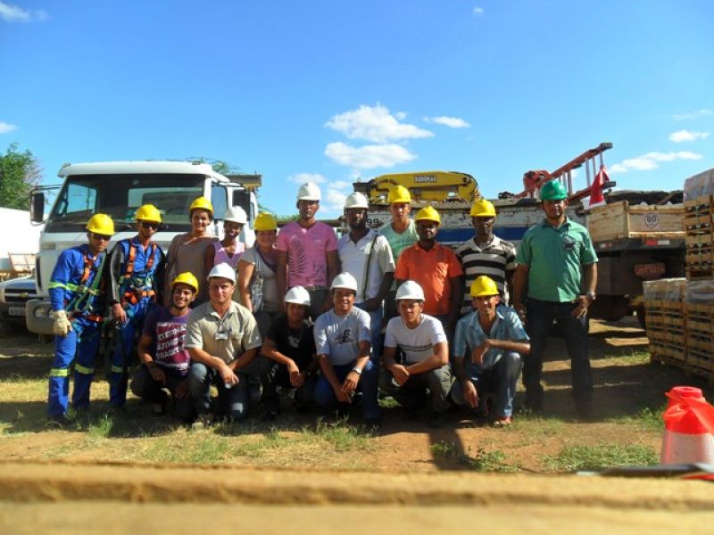 A UEN 06-Itaberaba, recebeu no dia 08/12/12, a visita dos formandos do curso de instalações elétricas residências, para um treinamento de ligação nova e alguns procedimentos de segurança