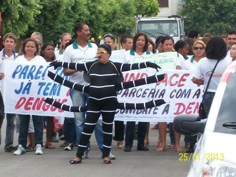 A EPCL – UEN 10, em conjunto com o SESMT, participou no dia 25 de janeiro de 2013, da caminhada de conscientização contra a dengue em Brumado.