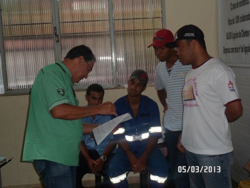 A EPCL/UEN 18 Valença, realizou no dia 05 de março de 2013, o Programa Campanha 30 minutos de Segurança, com os Porteiros.