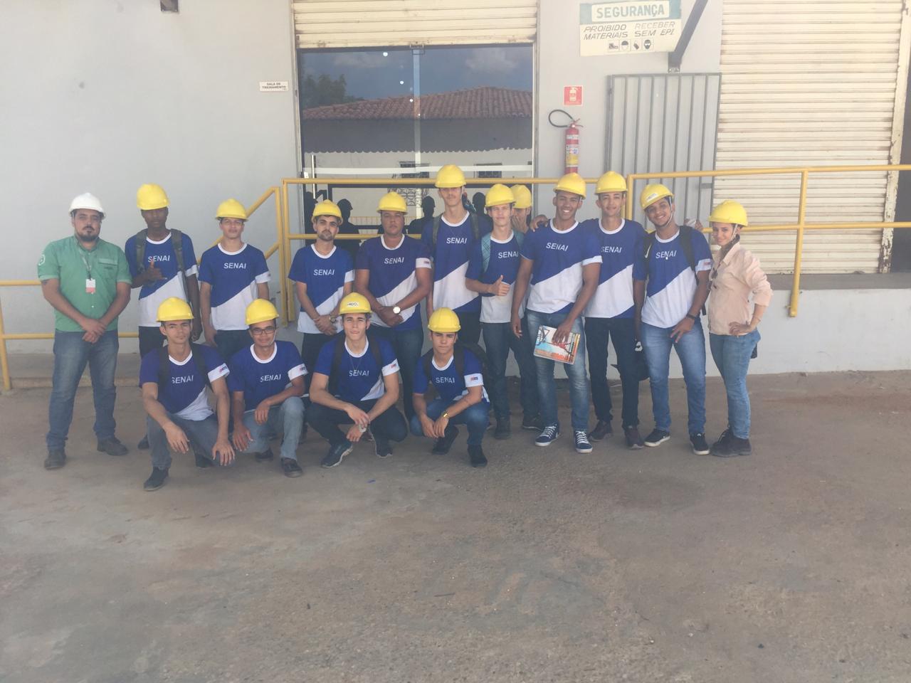 Alunos do curso de RD do SENAI visitam as instalações da EPCL em Brumado